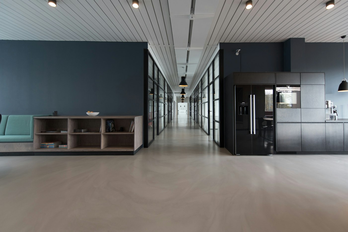 Espace de travail lumineux et moderne