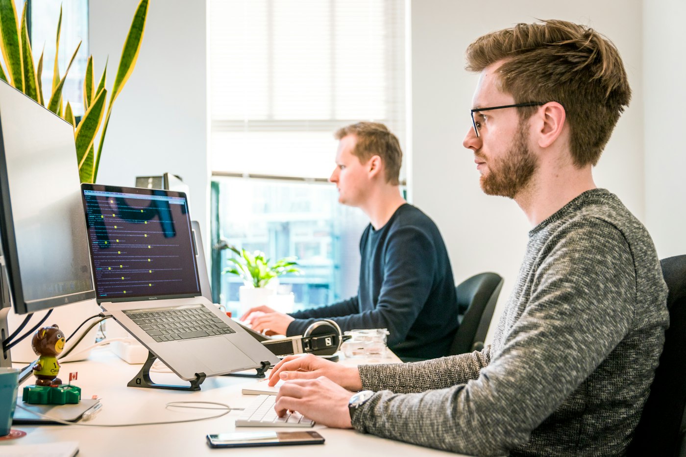 Développeurs au travail sur leurs écrans